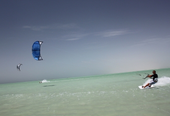 Кайтсерфинг - 4 часа катания в Fuwairit Kite Beach Kitesurf School