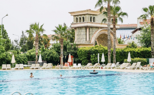 Cesars Resort Side